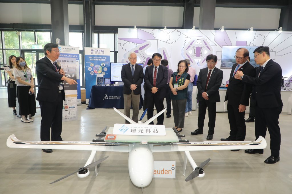 黃偉哲出席「SOUTH NEXT 機器人與無人機產業創新論壇」肯定AI與無人機應用於生活中