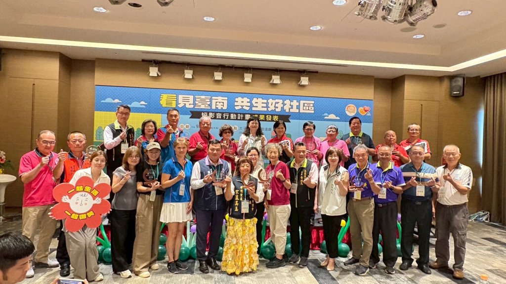 南市社會局「看見台南共生好社區」成果發表 長輩化身錄影師相當努力拍攝