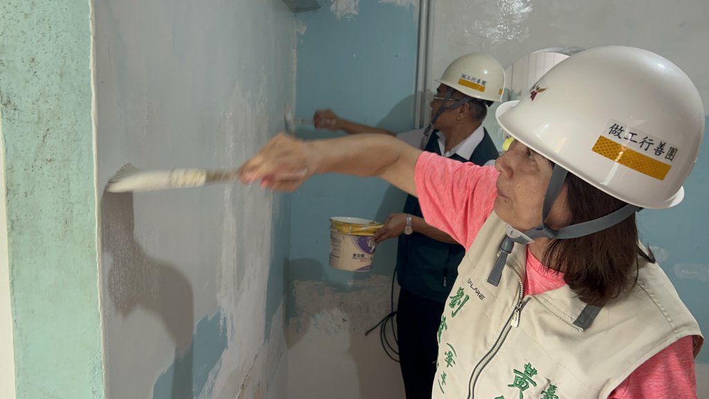颱風將來襲做工行善團志業不停歇 市長夫人劉育菁慰勞志工協助刷油漆