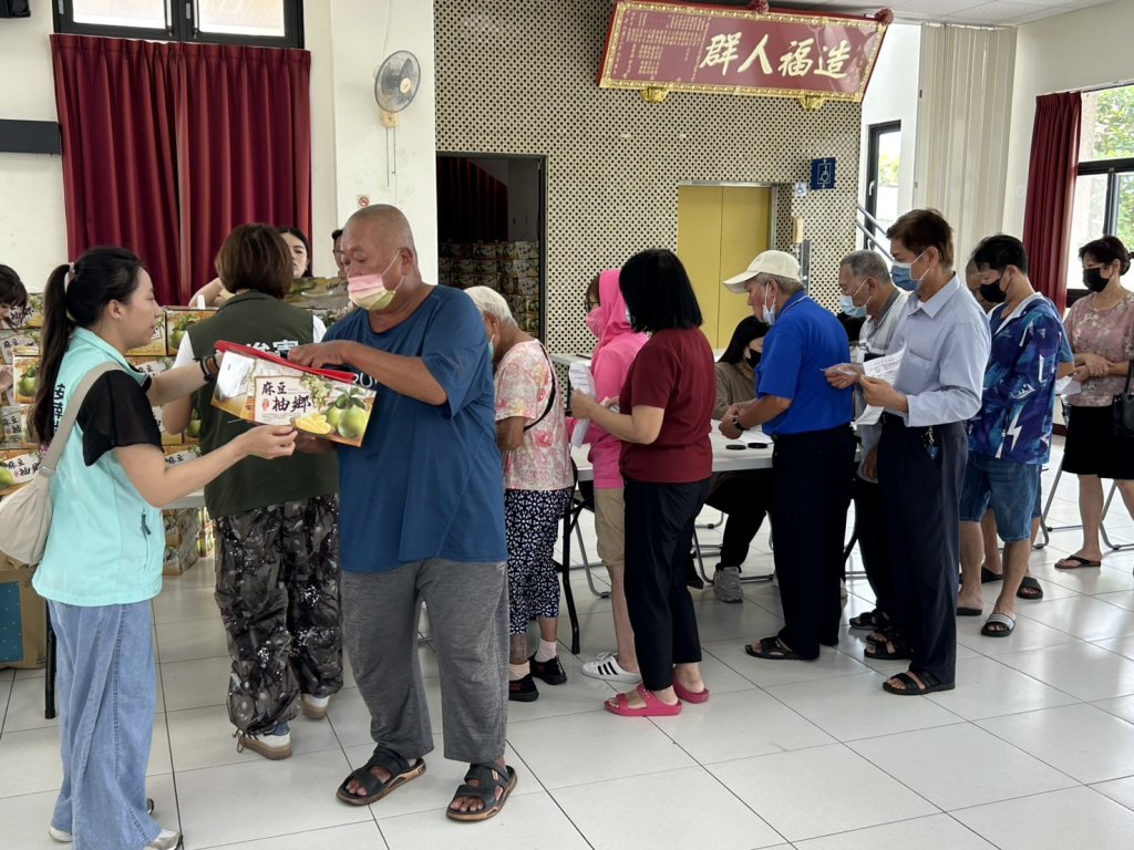 台江警友會攜手安南區公所及市議員蔡麗青 中秋送暖關懷弱勢族群