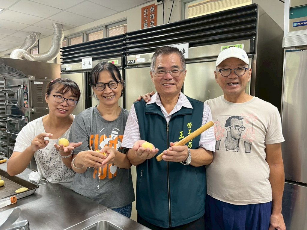 南市勞工局曾文園區勞工學苑課程 教學員製作「蛋黃酥/小月娘」