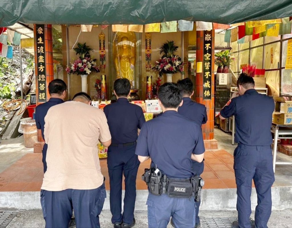 農曆七月吉祥感恩  汐止分局警於地藏王菩薩普渡法會平安用路宣導