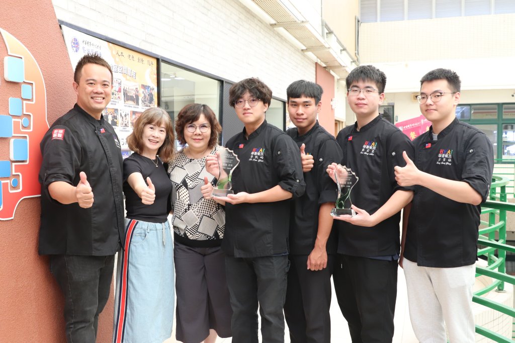 中華醫大餐旅系學生李帆畇洪鈺閎勇奪2025銀養創新料理競賽校園組總冠軍