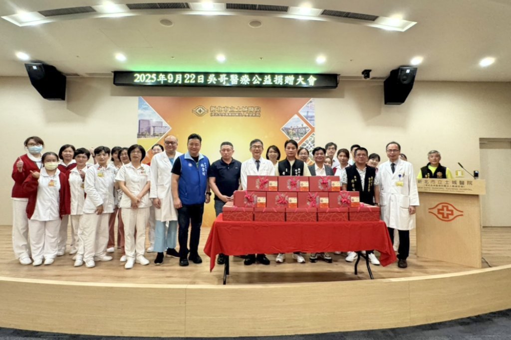 中秋送愛到土城醫院     三鶯義刑顧問團長黃永騰慨捐50萬元禮盒慰勞醫護
