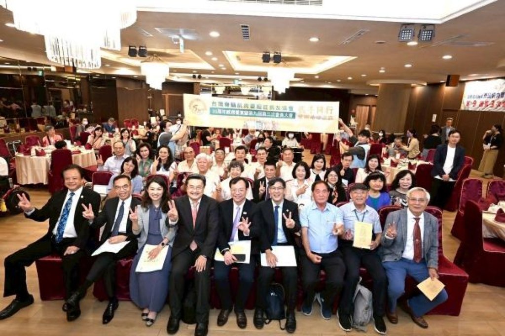 石崇良部長南下高雄參加台灣SMA病友協會20週年感恩饗宴  與病友合唱「感恩的心」見證愛與希望之路