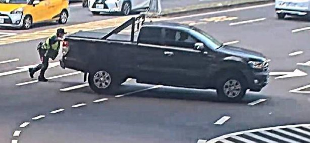 車輛拋錨年邁長者體力不足受困  大同分局警迅速排除