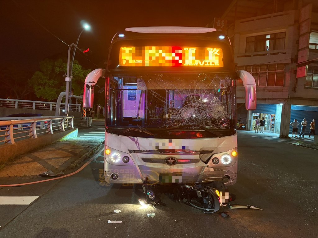 疑違反號誌管制 苗栗聯大2男大生騎機車碰撞客運車雙亡