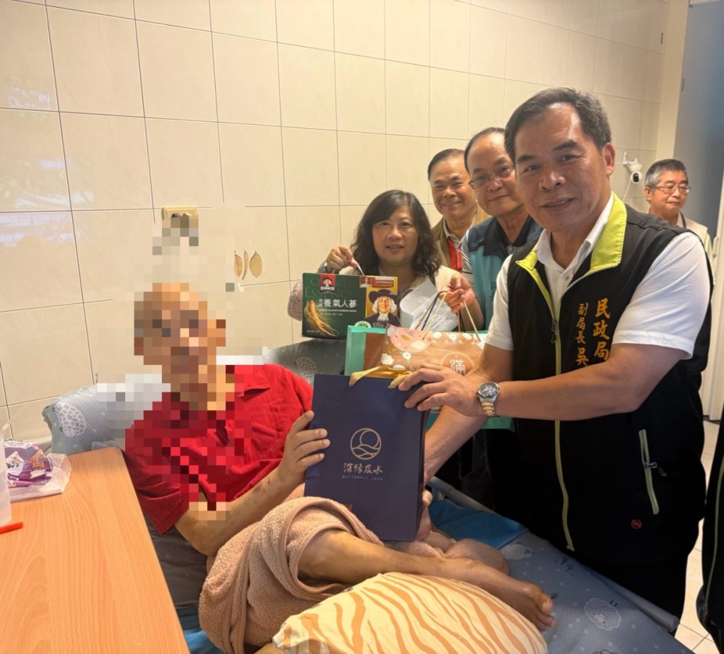 中秋節前夕送暖 民政局訪視慰問義務役身心障礙退伍人員