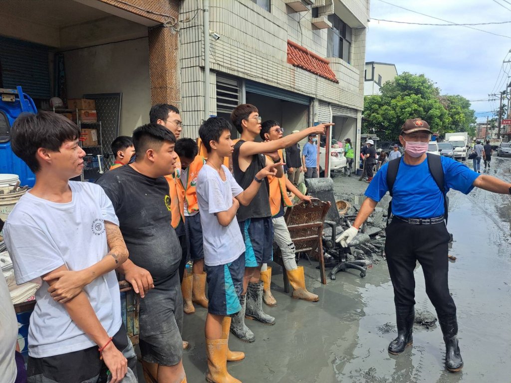 臺南市消防役役男挺進花蓮光復鄉災區 積極協助居民清理家園 