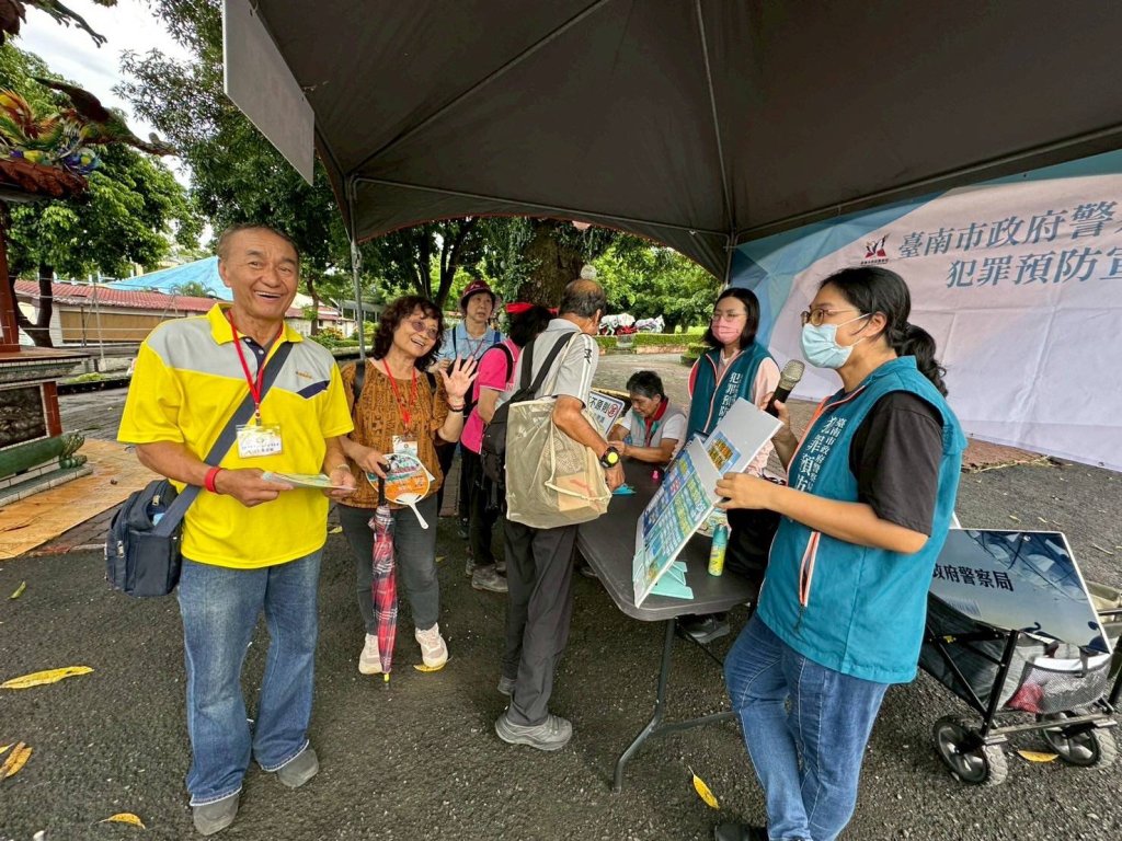 南市警局結合社會局114年重陽節健走活動設置防詐關卡 千名長者健走闖關學防詐