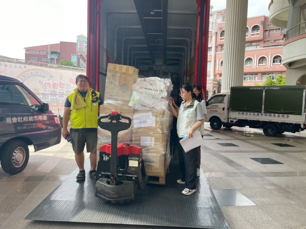 跨縣市送暖！臺南市社會局出動沐浴車與物資支援花蓮災區