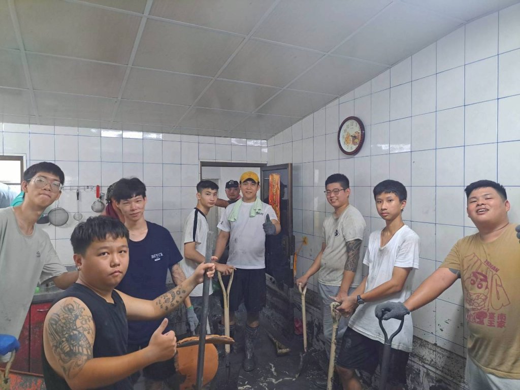 臺南市20名替代役男與花蓮鄉親併肩救災 為受災民眾盡一份心力
