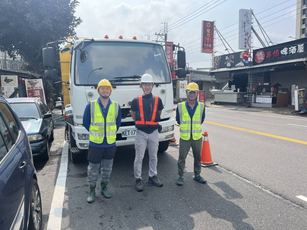 同島一命!黃偉哲指示水利局調度高壓吸泥車前進花蓮 助災區復原 