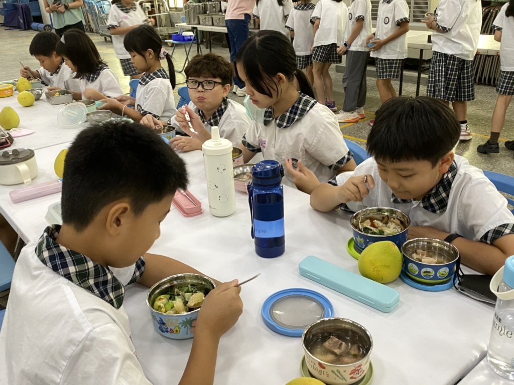 南市開發「臺南好吉曆」及特色教具 教育局長鄭新輝與學童共享時令美食