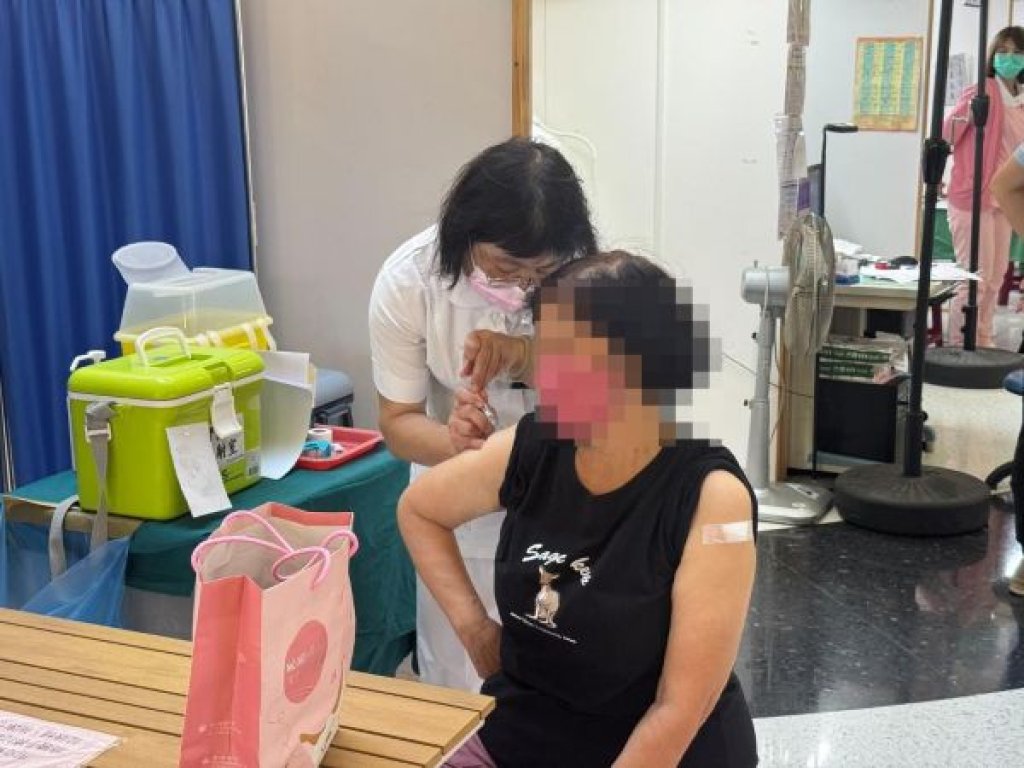  新冠流感公費疫苗今起開打　民生醫院免掛號費疫苗專診服務同步啟動