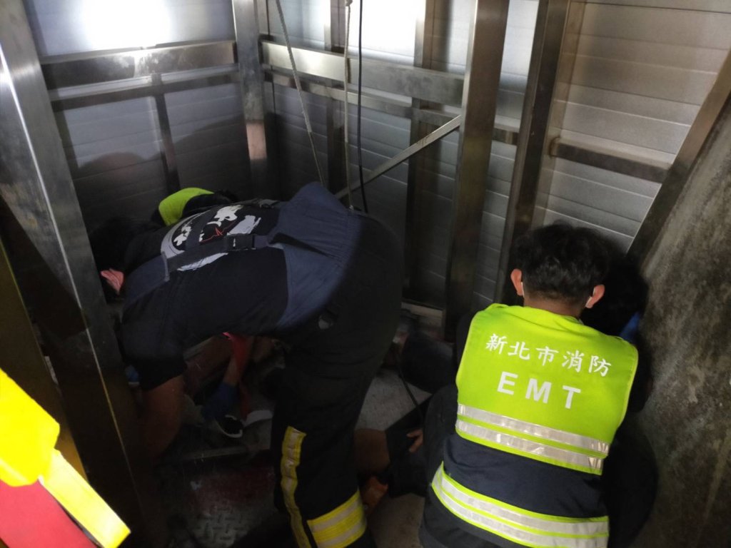 石碇區兩工人水塔養護不慎由2樓摔落受傷