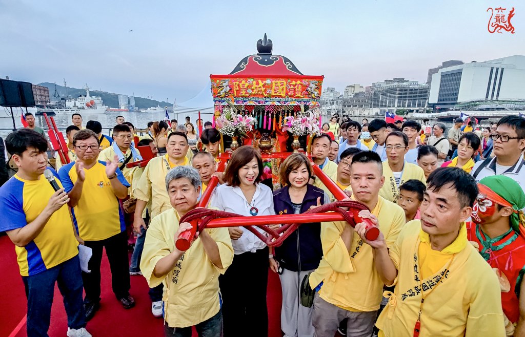 雞籠城隍文化祭夜巡遶境點亮信仰之城   邱佩琳親送鹹光餅為市民祈福