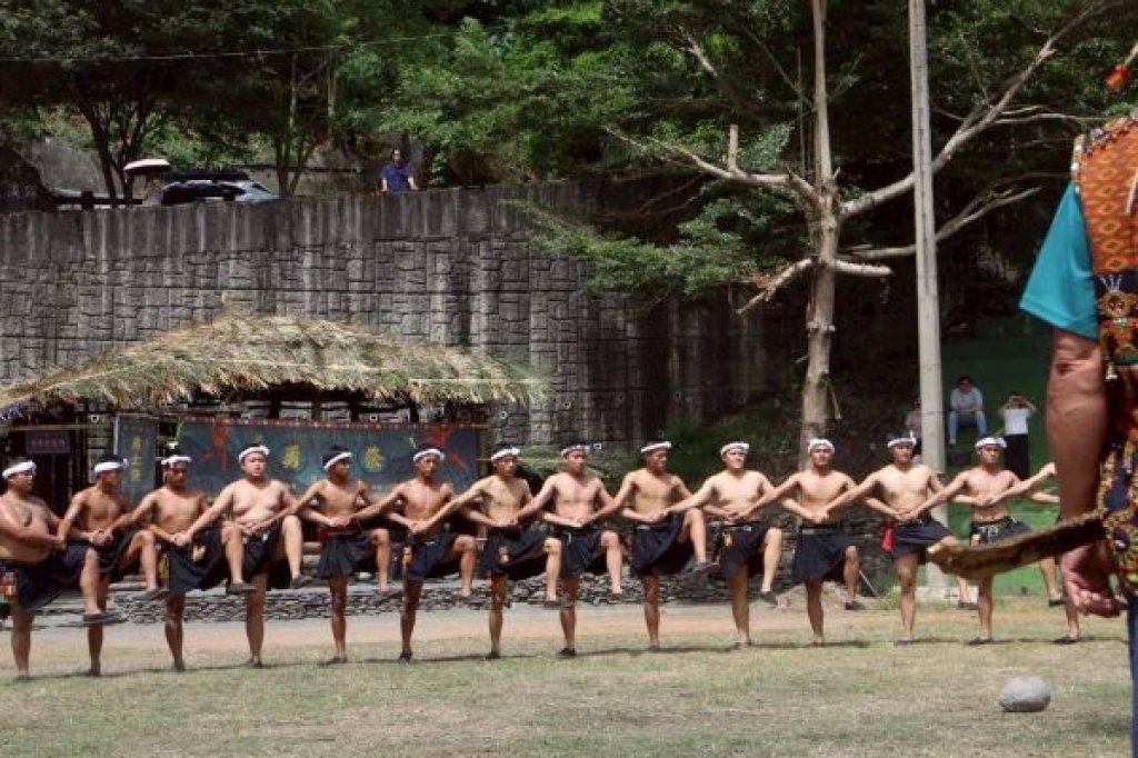  ’Oponoho ta’avalra 歐佈諾伙勇士祭 傳承部落文化  免費接駁直達萬山勇士祭 月光下圍舞展現岩雕歌謠與跨世代創作