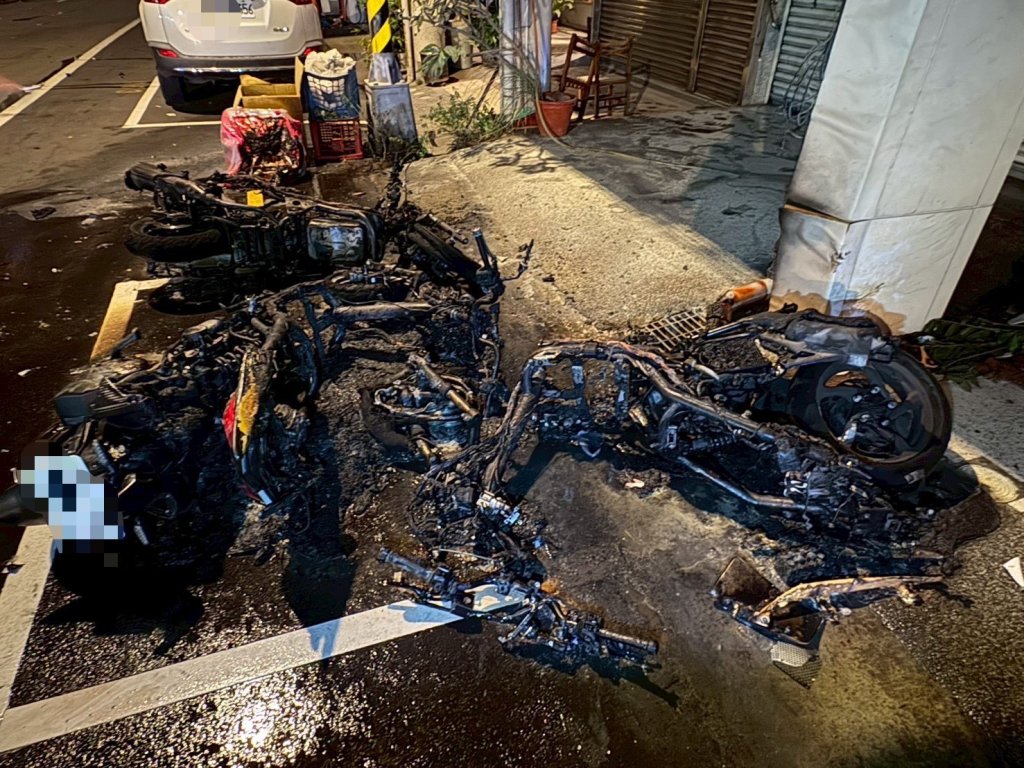 自小客車與普重機碰撞 引發火勢  苗警籲路口停讓保平安