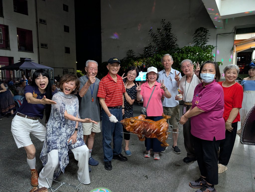 板橋榮家中秋節烤肉、喝酒、唱歌、摸彩開心事一樁接一樁