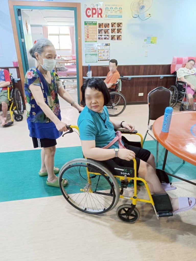 小梅在護理之家翻轉人生  從被照顧者搖身一變成了照顧者
