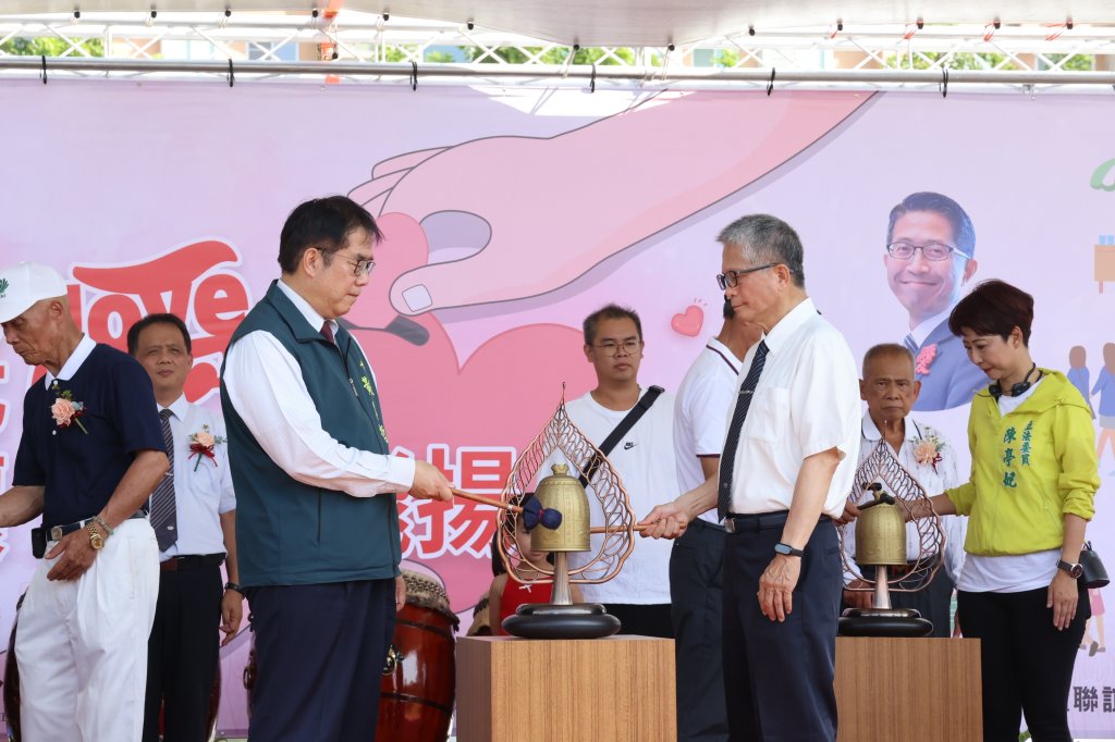 黃偉哲攜手慈濟大愛共善園遊會敲愛心鐘祈福 感謝慈濟守護災後弱勢 