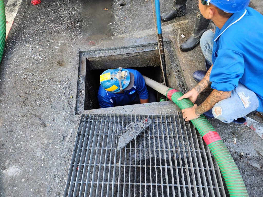 黃偉哲再度指派水利局高壓吸泥機赴花蓮協助清除下水道污泥 盼光復鄉早日恢復正常生活 