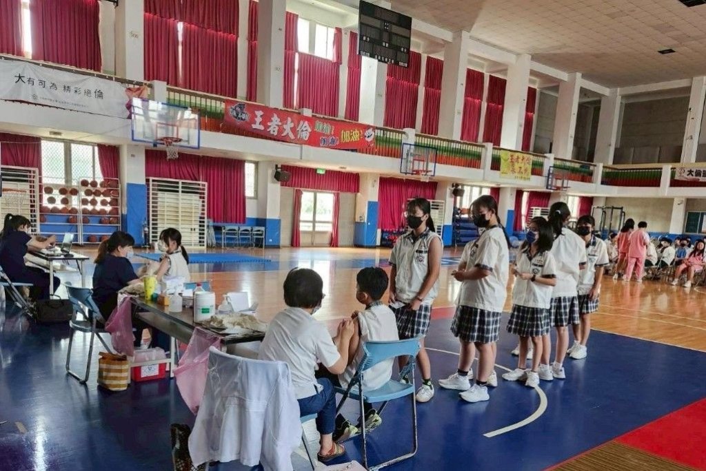 部苗啟動校園流感疫苗接種  攜手學校迎戰冬季病毒高峰 守護學童健康！