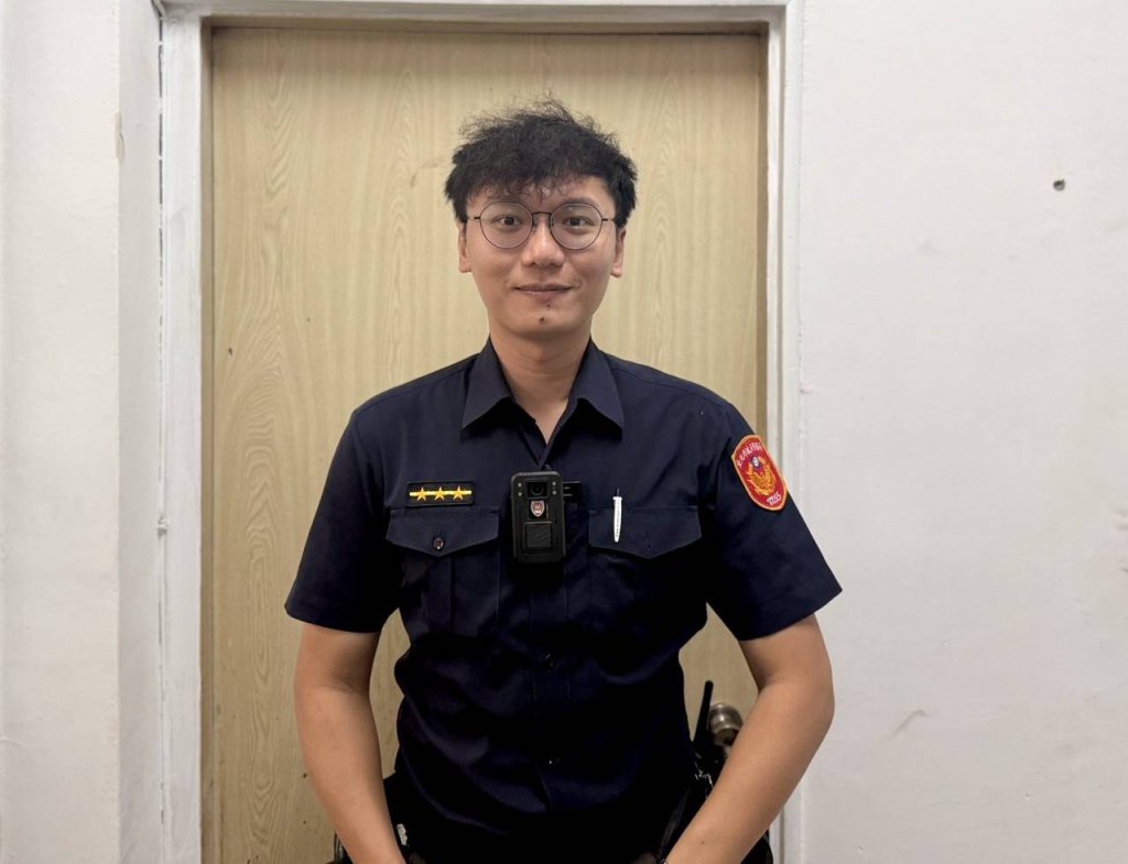暖警即刻救援！七旬翁路倒頭暈　警化身「安全引路人！