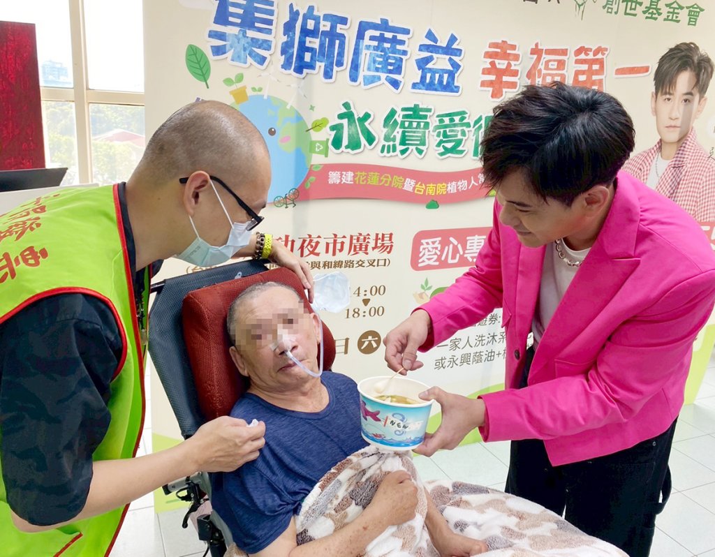 為創世植物人舉起鍋鏟當超人 第一獅子會助創世擺攤辦園遊會