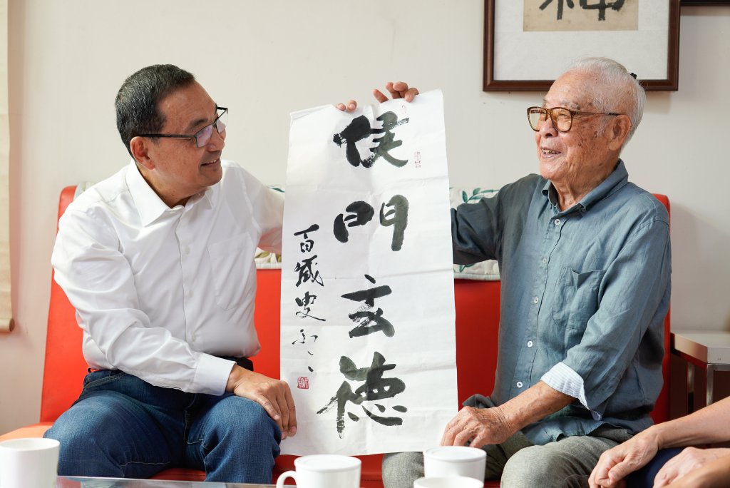 書法、太極、廚藝樣樣精通　102歲人瑞沈軏樂活人生　重陽前夕侯友宜獻祝福