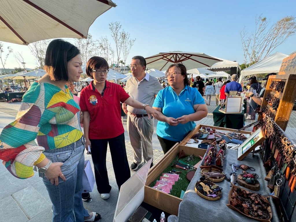 勞工局晴天坊市集在誠品辦活動 吸引人潮駐足購買