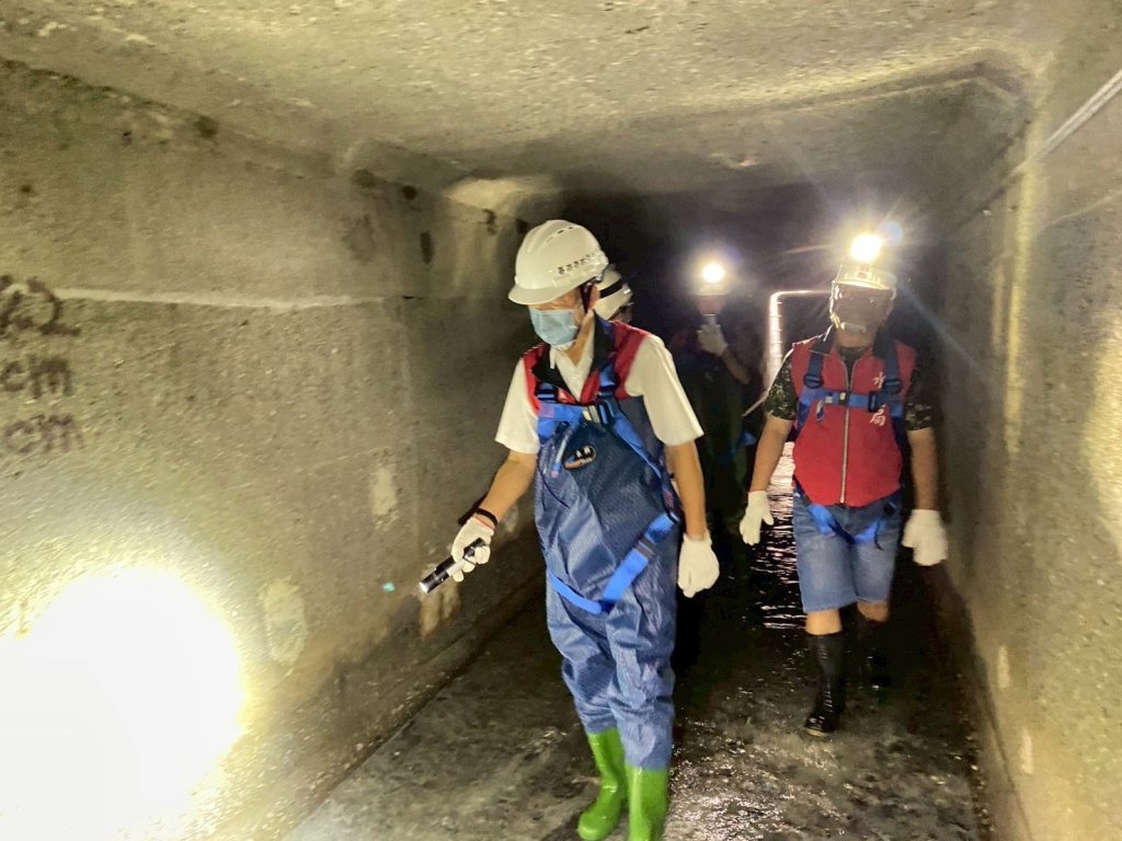 避免積、淹水 水利局長邱忠川親自進入下水道進行會勘清淤工作 確保下水道水流順暢