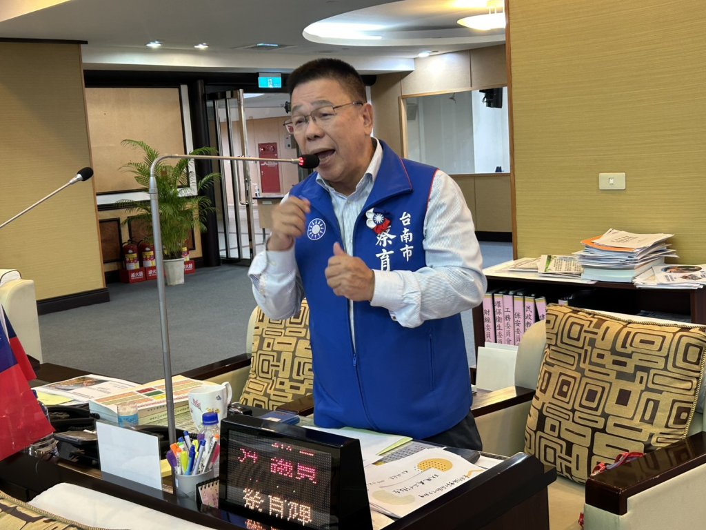 蔡育輝質詢殿堂實驗秀！烏山頭水庫種電水明顯偏綠、自來水等則透明依舊