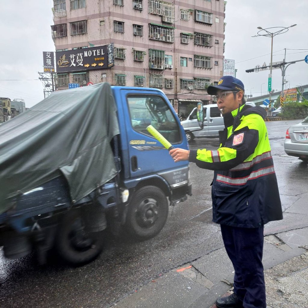 因應光復節連假車潮　土城警方各路口加強疏導