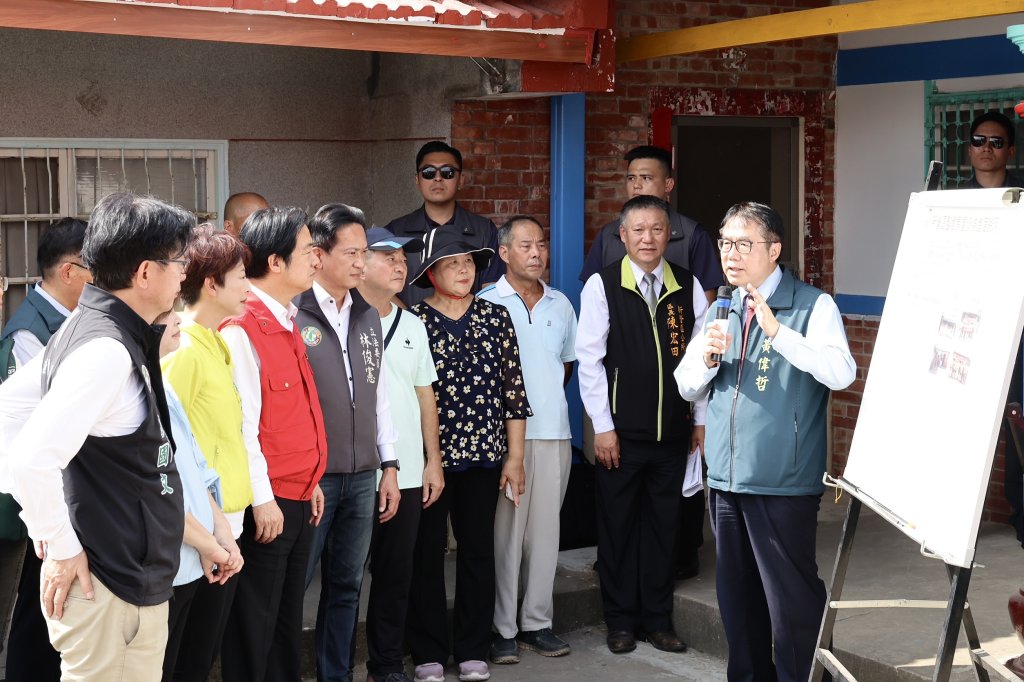 陪同賴清德視察新營區災後復建情形 黃偉哲:感謝中央及地方全力修繕讓市民安心回家