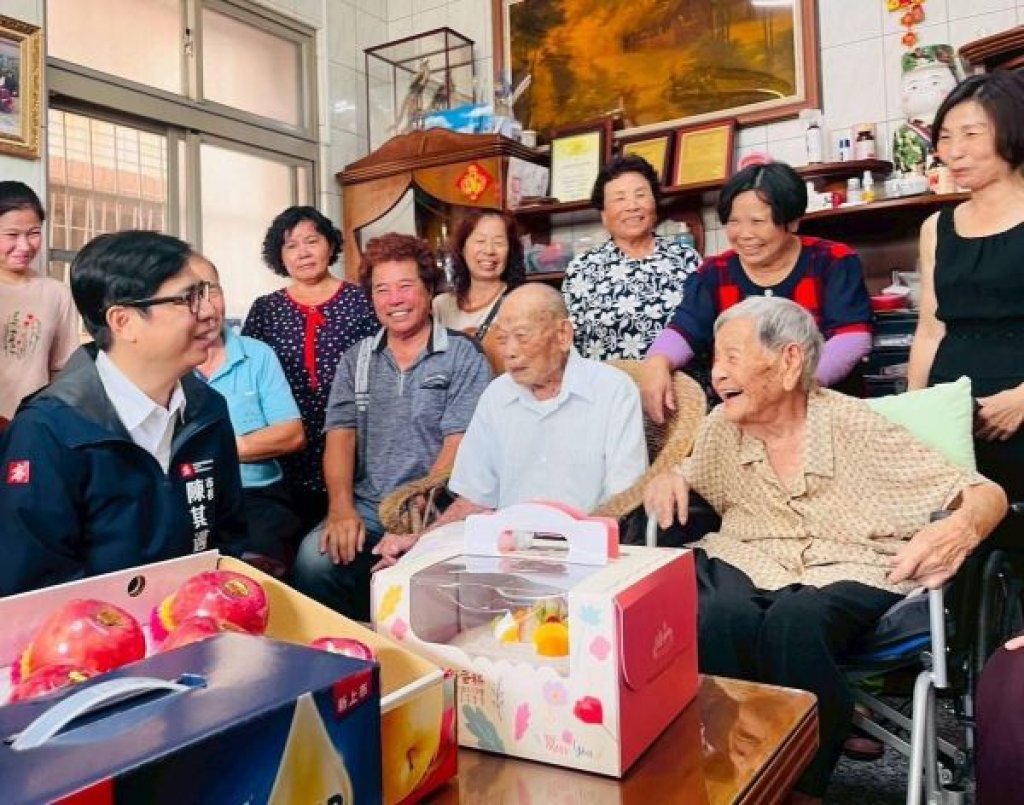 重陽節前夕陳其邁市長赴田寮慰訪百歲人瑞夫妻 祝賀福壽雙全
