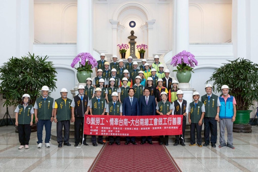 台南做工行善團十二年築愛不歇 311戶弱勢家庭重獲安居希望 志工代表到總統府接受勉勵