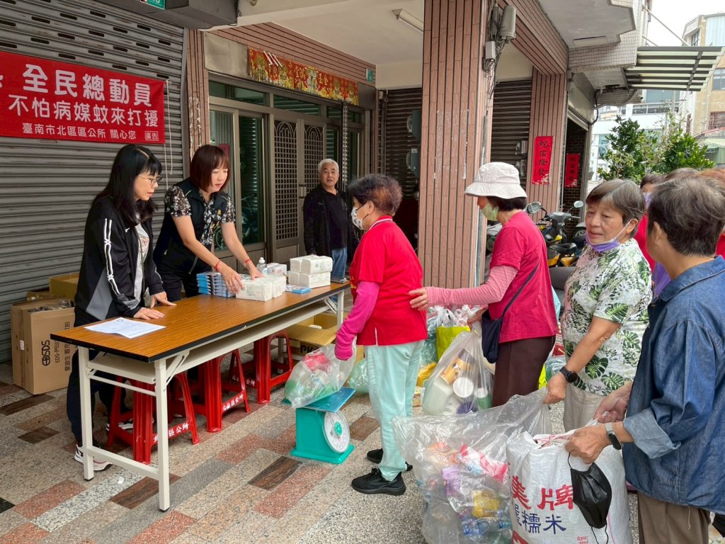 北區公所為防堵登革熱 結合環保局辦理容器兌換