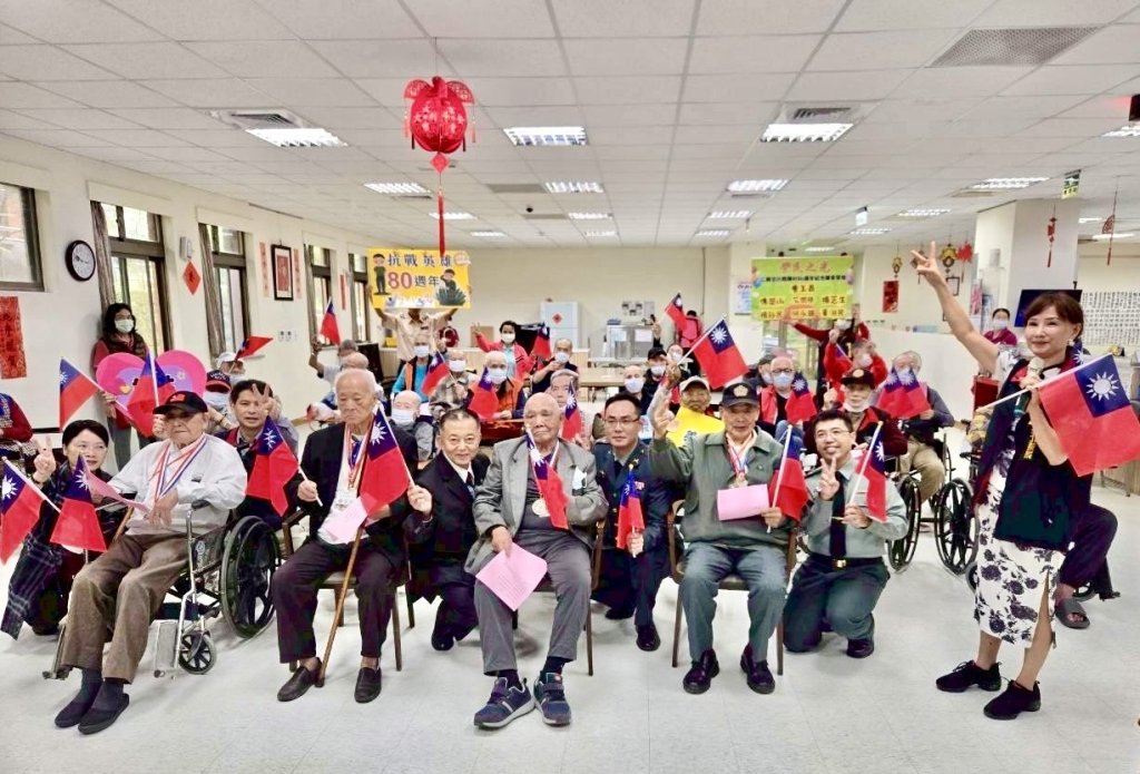 慶祝抗戰勝利80週年 台北榮家抗戰老兵獲頒抗戰紀念徽章