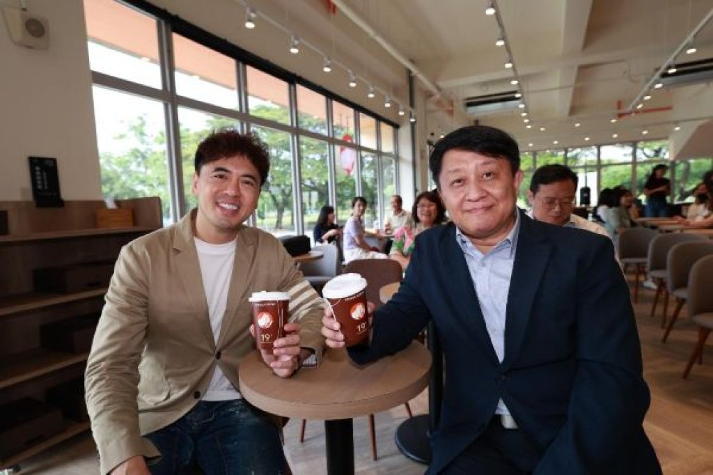 「我不在咖啡館，就是往咖啡館的路上」路易莎咖啡高雄大學門市開幕 香氣瀰漫生態湖畔