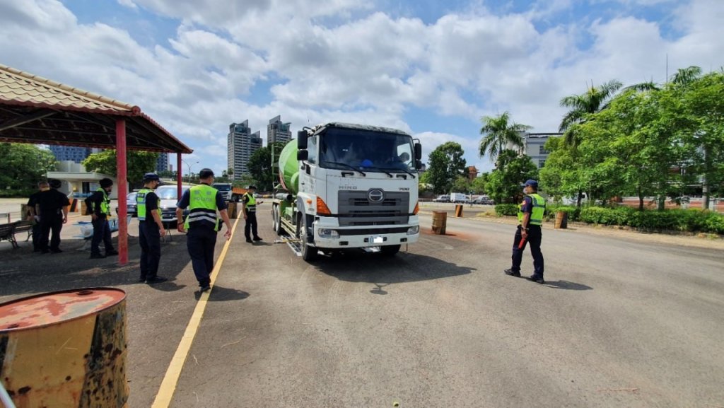 南警同步強化執法防制大型車違規 守護民眾交通安全