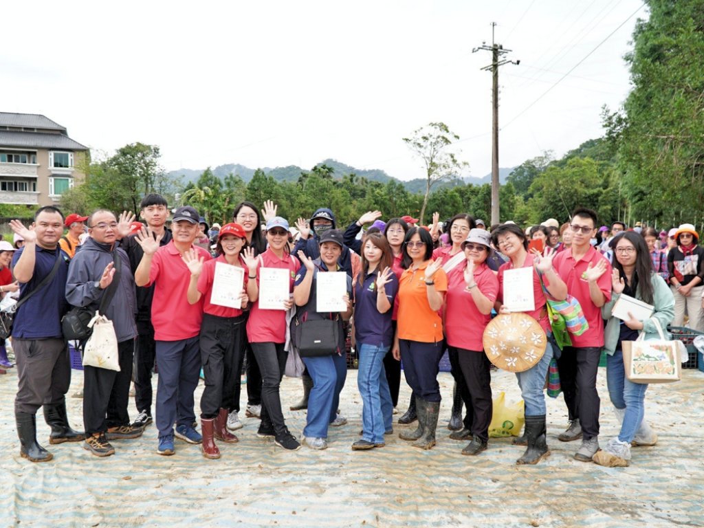 愛心在土地間流動、希望在田野中發芽 竹縣農會攜縣轄農會300人助拙茁家園採收727斤洛神花