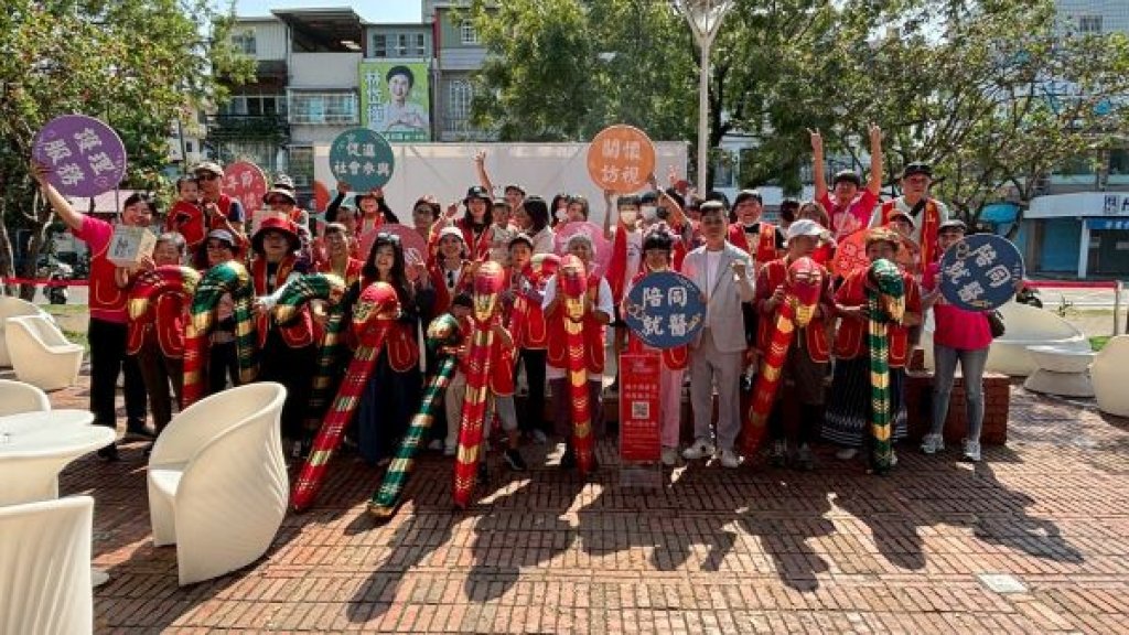 華山拐杖節鳳凌廣場登場　111位學生快閃拐杖舞傳愛助老