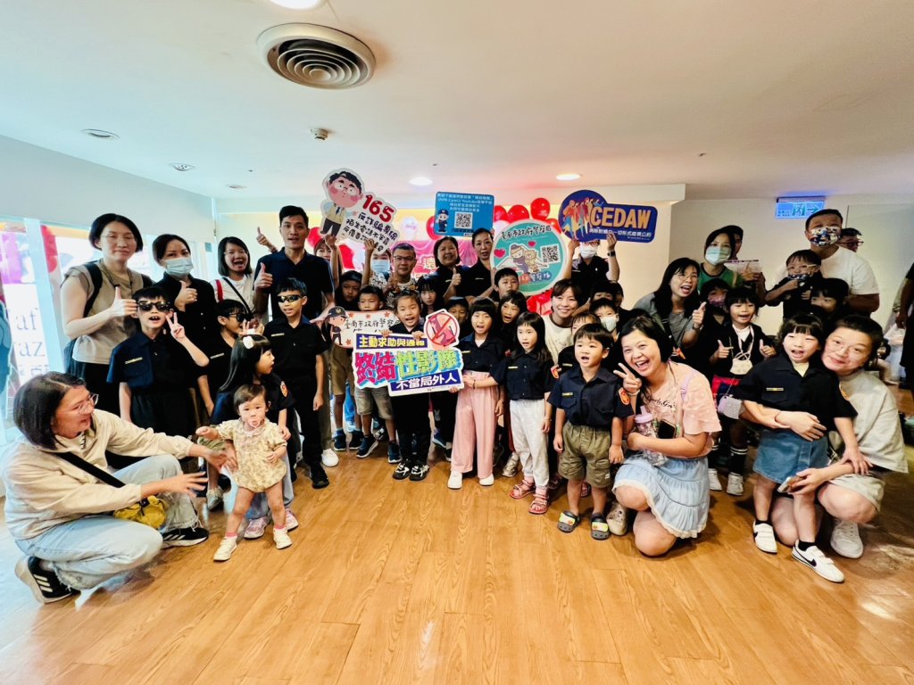 南警和臺南大遠百一同辦理婦幼安全保護及犯罪預防宣導暨「小小警察體驗營」活動 