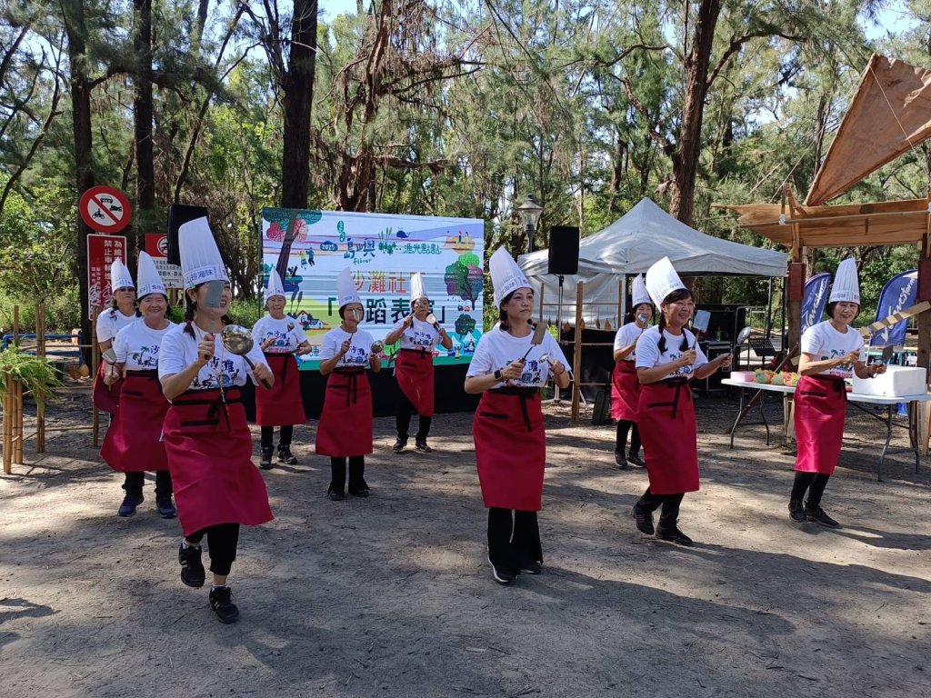 安平金城里的「耆儒食堂」的志工媽媽跳起自創的「廚師舞」