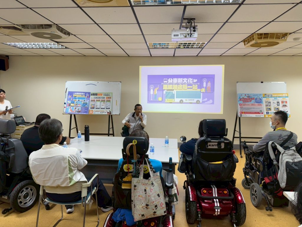 大臺南公車志工創新服務 陪伴長者與身障者學習智慧等車 