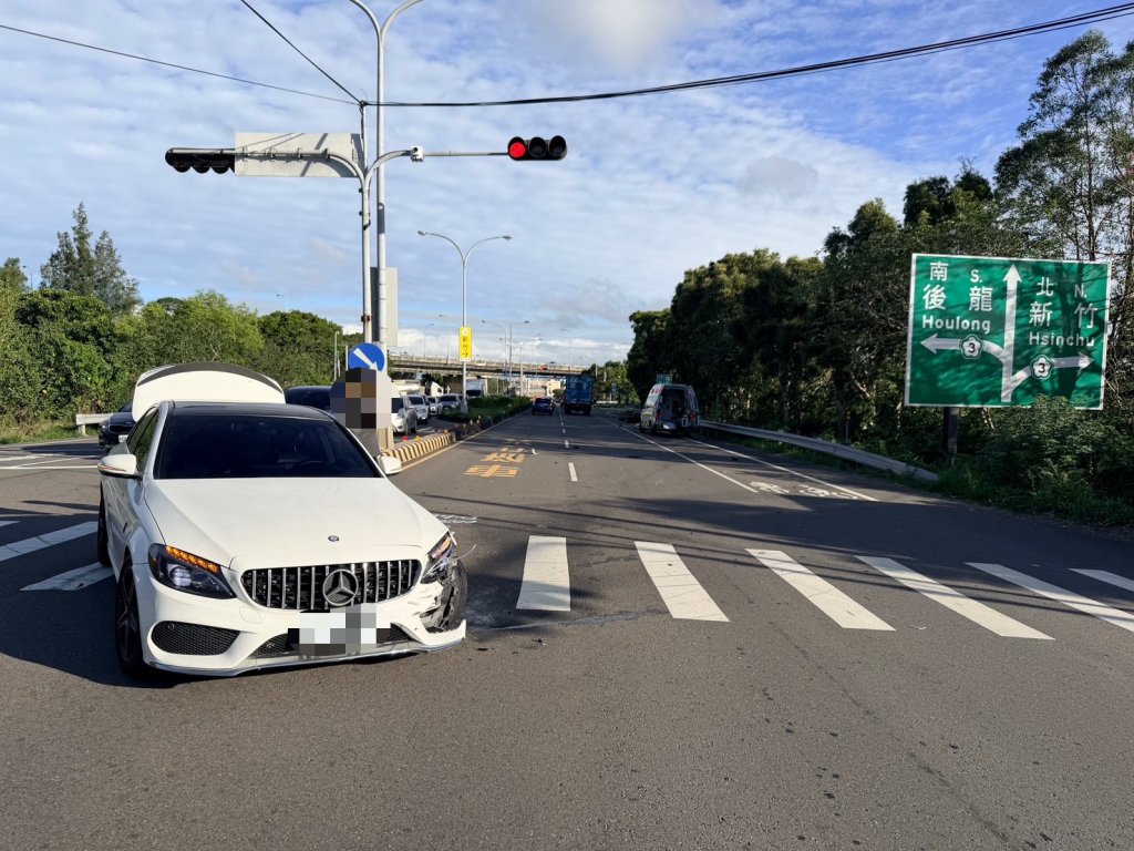 竹南公義路口自小客車與重機碰撞　重機騎士受傷送醫