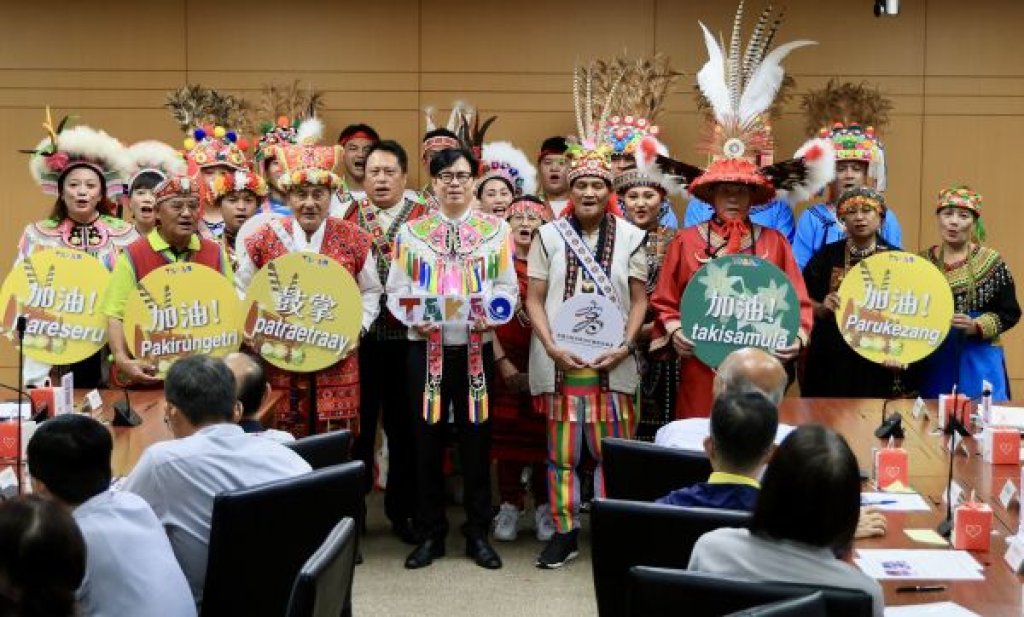 原民總頭目為市長穿戴傳統服飾　陳其邁：體驗原民文化之美　邀民眾參與豐潮活動