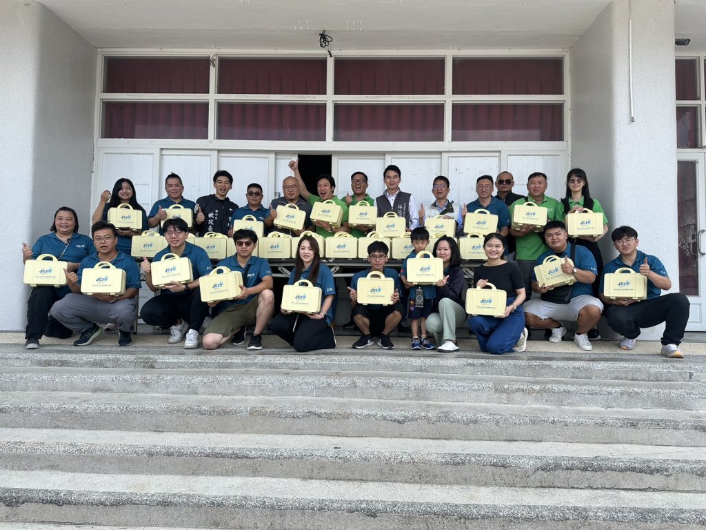 永康青商築夢筆動希望 攜手議員團隊 國際交流捐贈文具禮盒